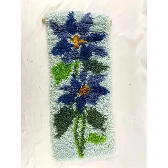 VTG Hooked Rug Hanging Artwork Blue Flowers 21"x9" Collectible Handmade - Picture 3 of 8